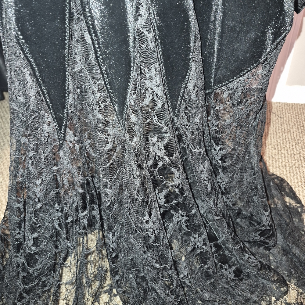 Elegant Black Dress with Lace Details - Picture 3 of 9